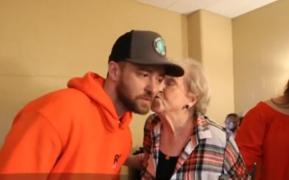 Justin Timberlake, întâlnire cu una dintre cele mai vârstnice fane. Femeia şi-a dorit să-l sărute!