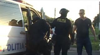 Scandal cu bâte şi săbii la Târgu-Jiu, chiar sub nasul poliţiştilor! Totul a pornit de la o şicană în trafic