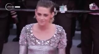 Moment inedit la Festivalul de Film de la Cannes. Kristen Stewart s-a descălţat pe covorul roşu