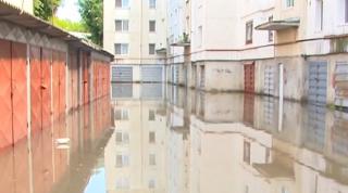 S-au trezit cu garajele inundate. O ploaie de doar câteva minute a inundat o stradă din Târgu-Mureș