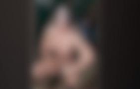 Un tânăr de 21 de ani a plătit o dansatoare costumată în poliţistă să se dezbrace complet la o petrecere cu copii (Video)