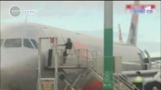 Pasager grăbit pe aeroportul Melbourne. Bărbatul a reușit să deschidă ușa avionului la care a ajuns prea târziu