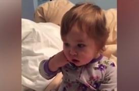 O fetiţa îşi imită mama vorbind la telefon (Video)