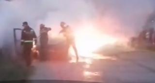 Dubiţă cuprinsă de flăcări uriaşe în Argeş. Şoferul s-a salvat în ultima clipă din maşina care a luat foc în mers