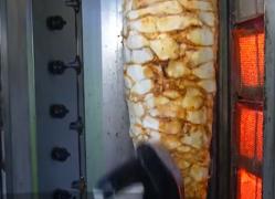 Noi detalii în cazul băiețelului de 3 ani care a murit după ce a mâncat shaorma. După fast-food, copilul ar fi mâncat și carne gătită de părinți