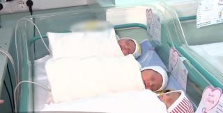 Premieră medicală la Timişoara. O femeie a adus pe lume trei fetiţe identice