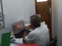 Inspectorul ANAF filmat în timp ce se uita la filme pentru adulţi în timpul serviciului, concediat