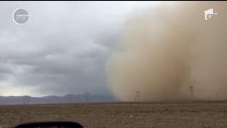 Imagini impresionante au fost filmate în China, unde un întreg oraş a fost "înghiţit", în doar câteva minute, de o furtună de nisip