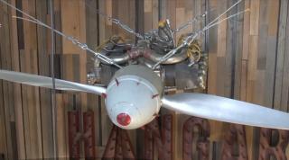 Restaurantul stil avion sau barul făcut din cărți, de la Constanța, atracția turiștilor