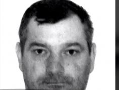 Un bărbat din județul Neamț este căutat de poliție după ce a încercat să îşi ucidă cu cuţitul întreaga familie