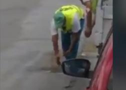 Asfaltare manuală, la propriu. Doi angajați de la Drumuri au fost filmați când plombau o groapă cu mâna