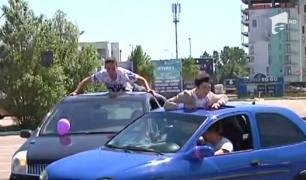 Evaluarea naţională a scos elevii din Constanța pe geamurile mașinilor, de fericire (Video)