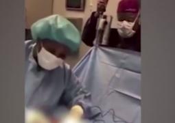 Scene uluitoare în sala de operaţie. Un medic din Atlanta dansează şi cântă în timp ce operează (Video)