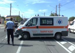 Ambulanţă cu o tânără însărcinată, lovită de maşina unui şofer care nu i-a acordat prioritate