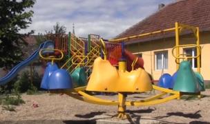 Sfârşit teribil pentru o fetiţă din Arad. Copila nesupravegheată a murit sufocată cu hanoracul de pe ea