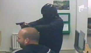 Jaf armat cu cuţit şi macetă la Baia Mare. Au pus pistolul la capul unui client și au furat o avere din sertarele băncii (Video)
