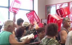 Haos la deschiderea primul supermarket dintr-o comună din Dâmboviţa. Oamenii s-au călcat în picioare pentru oferte