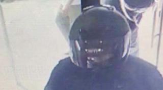 Primele imagini cu hoţii care au jefuit banca din Baia Mare