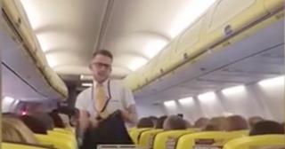 Imagini inedite la bordul unui avion! Un steward a improvizat un dans în timpul unui zbor