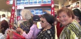 Sute de oameni dintr-o localitate din Dâmboviţa s-au călcat în picioare pentru câteva pungi cu zahăr