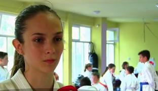 La 16 ani, Silvia, o elevă de clasa a X-a din judeţul Bihor, deține titlul mondial la karate