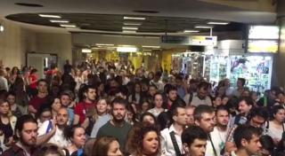 O urgenţă medicală a creat haos la metrou. Mii de oameni s-au îmbulzit pe peroane, după ce un tren a stat 10 minute în staţie