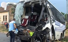 Mărturisirile teribile ale victimelor din accident de la Arad, unde un autobuz cu pasageri s-a izbit frontal de o basculantă