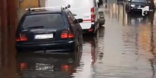 Ploile torenţiale au făcut ravagii în mai multe oraşe. Apa a trecut pragul maşinilor pe străzile din Lugoj