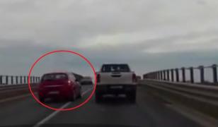 Depăşire la limită pe un pod din Constanţa. Un şofer trece razant pe lângă o maşină de pe sensul opus