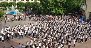 Flashmob în costume tradiţional şi cu muzică populară, la Târgu Jiu