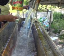 Hunedorenii beau apă minerală gratis, din izvorul unui sat