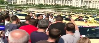 Huiduieli şi îmbrânceli la protestul taximetriştilor din Piaţa Constituţiei