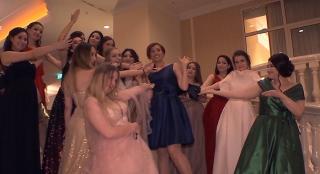 Sclipici și paiete la balul liceenilor. Ţinutele absolvenţilor i-au costat pe părinţi chiar și mii de euro