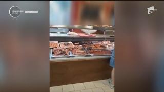 Scandal uriaş într-o măcelărie din Ploieşti. Un client le acuză pe angajate că i-au vândut carne spălată cu detergent