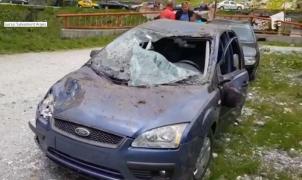 O avalanşă de zăpadă şi pietre a strivit două maşini pe Transfăgărăşan. O femeie a fost rănită