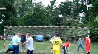 Un meci din liga a patra nu s-a mai jucat din cauză că poarta era prea mică. Fotbaliştii au încercat să salveze situaţia cu lopata