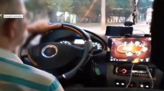 Telefonul la volan, boală grea pentru români. Mulţi taximetrişti sau şoferi de maxi-taxi ignoră multe reguli atunci când conduc
