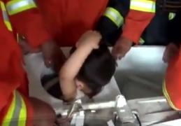 Un băieţel de 4 ani din China a rămas blocat zeci de minute în maşina de spălat