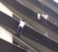 Un tânăr imigrant a ajuns cetăţean de onoare în Franţa, după ce a salvat, în mod spectaculos, un copil de la moarte