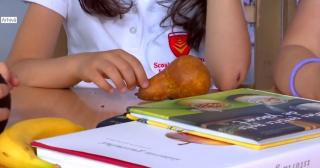 Scandal la o şcoală din Bacău. Elevii au fost puși să mimeze că mănâncă fructe