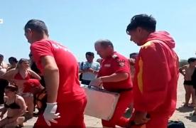 Un bărbat a fost eroul copilului şi nepotului său. S-a aruncat în marea furioasă şi i-a salvat cu preţul vieţii sale