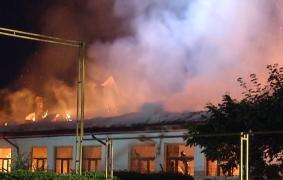 Cei 750 de elevi ai şcolii distruse de incendiu în Capitală s-au întors la ore, tot în pericol