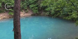 În judeţul Maramureş, un lac cu totul deosebit fură privirile turiştilor. Lacul Albastru este unic în întreaga Europă