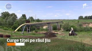 Curge țiței pe râul Jiu. Pata de petrol a ajuns la zeci de kilometri distanță de la locul avariei