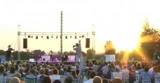 Cunoscutul violonist Alexandru Tomescu a adus vioara Stradivarius lângă monumentul lui Constantin Brâncuşi, pentru un concert în aer liber.