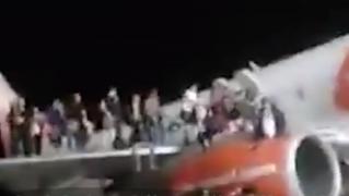 Momente de groază pe un aeroport din Indonezia. Zeci de pasageri au sărit din avion, speriaţi de o bombă