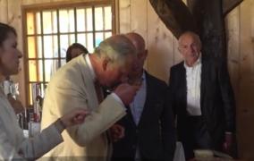 Prinţul Charles s-a reîntors la Viscri, unde a degustat produse bio românești