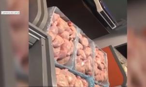 Carne periculoasă în pieţe. Răspunsul unei femei care vinde ciocănele nepăstrate la rece: 'Rezistă! Le puneţi când ajungeţi acasă!'