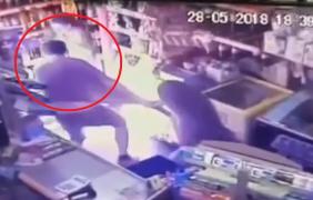 Bătaie de la o îngheţată într-un magazin din Arad! Momentul în care un client nemulţumit o loveşte pe vânzătoare, surprins de camere