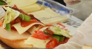 Ziua Copilului, sărbătorită cu distracţie şi aventură. Sandviş uriaş făcut de copiii din Capitală